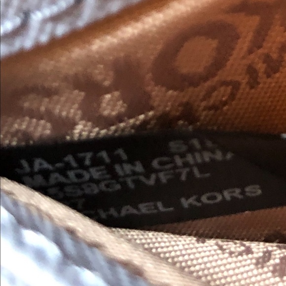 HOLD ~ HP ๐ Michael Kors Tri-Fold Wallet - Picture 6 of 7